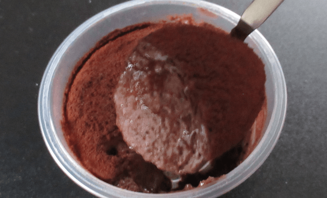 スプーンですくったチョコレートトリュフ スプーンですくったチョコレートトリュフ