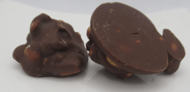 「ピーナッツチョコ(ブロック)」の表面 「ピーナッツチョコ(ブロック)」の表面