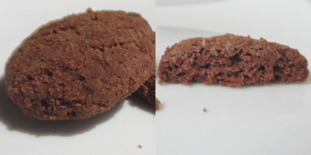2Snack「濃厚ガトーショコラ風サブレ」の切断面